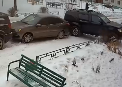 Джип с «блатными» номерами протаранил автомобиль и снес забор в воронежском дворе