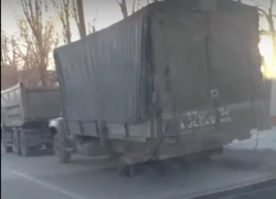 Абсурдная эвакуация грузовика попала на видео в Воронеже 