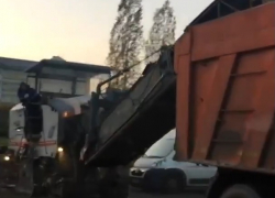 Возмущенные воронежцы сняли на видео ремонт на Московском проспекте в час пик 