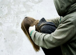 В Воронеже мужчина избил 18-летнюю девушку и ее парня