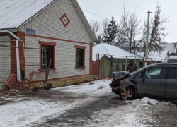 Иномарка врезалась в частный дом в Воронежской области