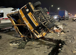 Опубликованы кадры с места кошмарной аварии с фурой и ПАЗиком под Воронежем