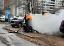 Пар от прорыва горячей воды окутал улицу в Воронеже