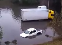Вода поглотила пикап и грузовик у воронежского виадука