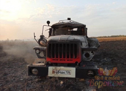 Мощный огонь уничтожил пожарную машину под Воронежем 