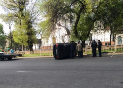 У храма Рождества Христова BMW перевернуло на бок