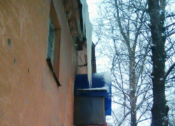 Глыба льда едва не убила на остановке в Воронеже очередную женщину с коляской 