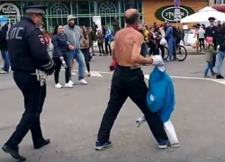 Устроивший странные танцы в центре Воронежа полуголый мужчина сбежал от полицейских 