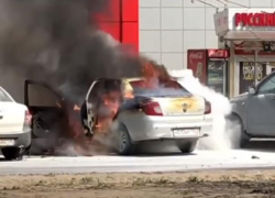 Огненное ЧП на парковке у «Пятерочки» сняли на видео в Воронеже