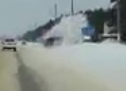 На видео попало, как легковушка улетает с проезжей части в Воронеже