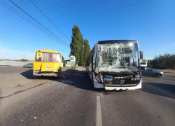 Школьный «пазик» столкнулся с автобусом в Воронеже 