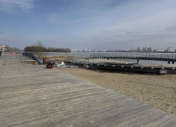 Рабочие приступили к сносу разрушающихся мостов на Петровской набережной в Воронеже