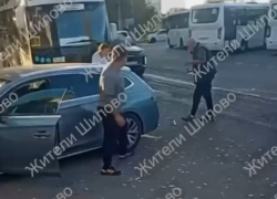 Водитель легковушки «поговорил» с водителем автобуса перцовым баллончиком и кулаками в Воронеже - видео 