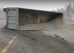 Очевидцы сообщили о перевернувшейся фуре из-за взрыва колеса под Воронежем