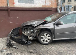 Renault столкнулась с "Нивой" и отлетела в дом в центре Воронежа – опубликованы фото