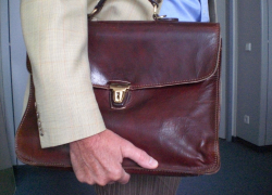 За найденный на дороге портфель воронежцу грозит 5 лет колонии 