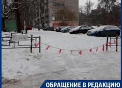 Импровизированный шлагбаум во дворе многоэтажки возмутил воронежцев