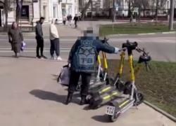 Пенсионерка разнесла "строй“ электросамокатов в Воронеже и попала на видео