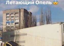 В Сети появились фото «летающей» желтой иномарки после аварии в Воронеже