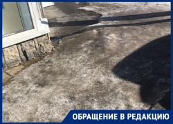 Коммунальщиков пристыдили за уборку тротуара в центре Воронежа