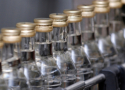 Более 2 тысяч бутылок опасного алкоголя нашли в Воронеже 