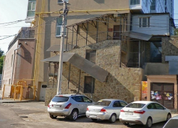 В центре Воронежа упавшая с крыши наледь убила человека