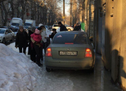Ростовский автохам чуть не подавил воронежских детей, разъезжая по тротуару