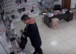 Кража мастурбатора интеллигентным воронежцем попала на видео