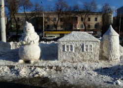 Воронежцы слепили из снега чудо-замок на остановке в Северном микрорайоне