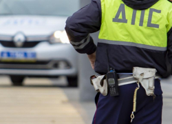 Воронежец вонзил отвертку в глаз гаишнику в полицейской машине 