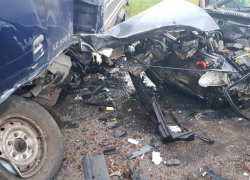 Грузовик превратил в "фарш" ВАЗ-2115 на дороге в Воронеже