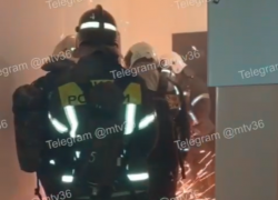 Во всем виноват плов: вскрытие квартиры бензорезом попало на видео в воронежском ЖК 