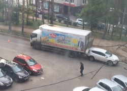 Воронежцы недоумевают от глупого столкновения молоковоза с джипом 