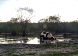 На воронежском пляже в Боровом утонул внедорожник