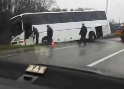 Вылетевший с трассы пассажирский автобус под Воронежем попал на видео