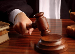 Пьяная многодетная мать замахнулась на инспектора ПДН лопатой и отделалась условным сроком в Воронежской области