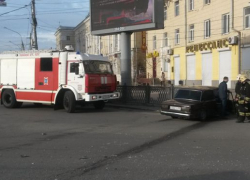 Водитель ВАЗа, уходя от столкновения, протаранил ограждение в центре Воронежа