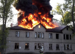 Крупный пожар на Ленинградской, перепугавший жителей Воронежа, попал на видео