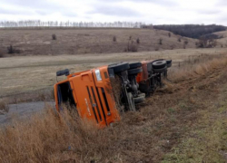 КамАЗ перевернулся после ДТП в Воронежской области 