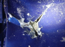 А мог бы и убить: брошенный кирпич разнёс машину в Воронеже, но полиция не нашла виновников