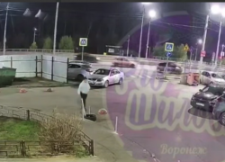 Эпичная встреча машины с забором попала на видео в Воронеже