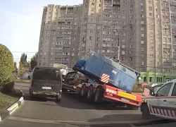 Строительный кран уронили на Остужевском кольце в Воронеже  