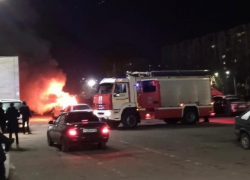 Иномарка сгорела на парковке воронежского гипермаркета 