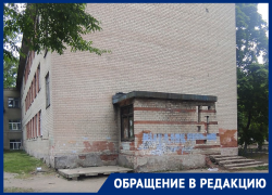 Не ремонтировали со дня открытия: плачевное состояние школы наглядно показали в Воронеже