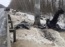 Автомобиль разорвало после столкновения со столбом на трассе под Воронежем