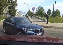 Грубый поступок автомобилистки попал на видео в Воронеже