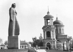 Памятник Алексею Кольцову открыли 46 лет назад на Советской площади Воронежа