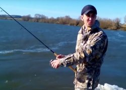 «Блесну утягивает аж до Семилук!» - в Воронеже на видео попал один из первых весенних рыбаков