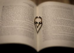 Житель Воронежской области снял кольцо с пальца знакомой