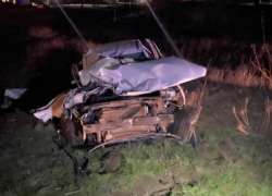 Последствия столкновения легковушки с фурой под Воронежем показали на фото